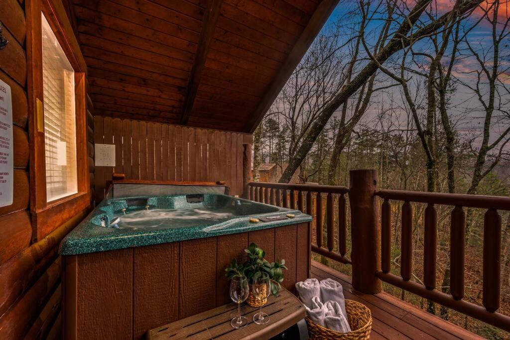 een hot tub op het dek van een hut bij Log Cabin, Hot Tub, Fireplace, Pool Table & Views! in Sevierville