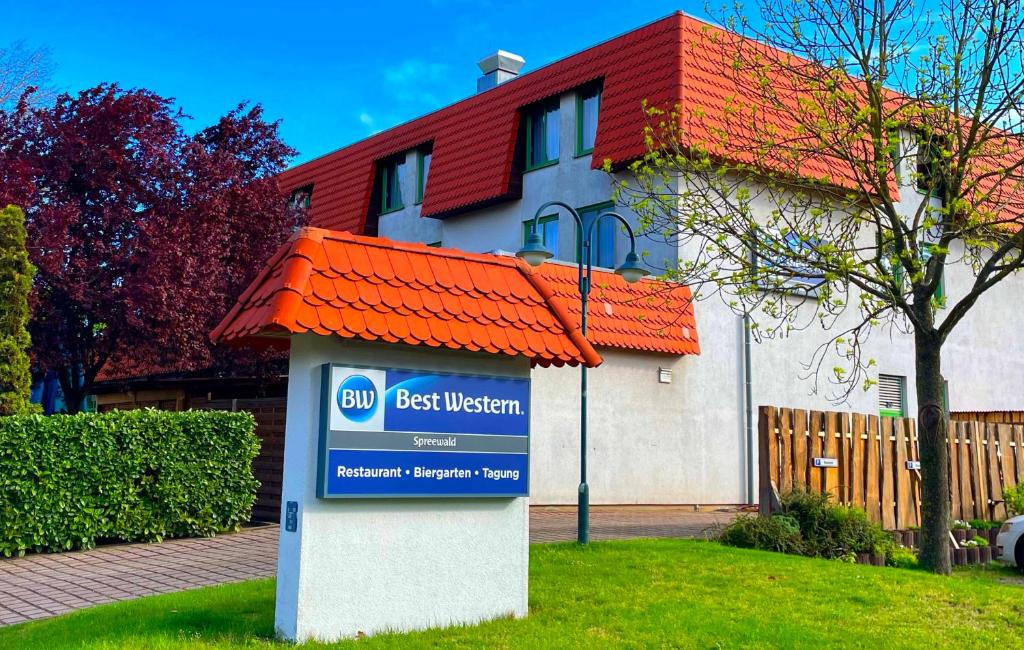 Best Western Spreewald في لوبنو: علامة أمام منزل بسقف احمر