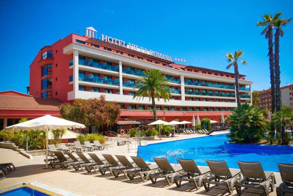 un hôtel avec des chaises longues et une piscine dans l'établissement Ohtels Vil·la Romana, à Salou