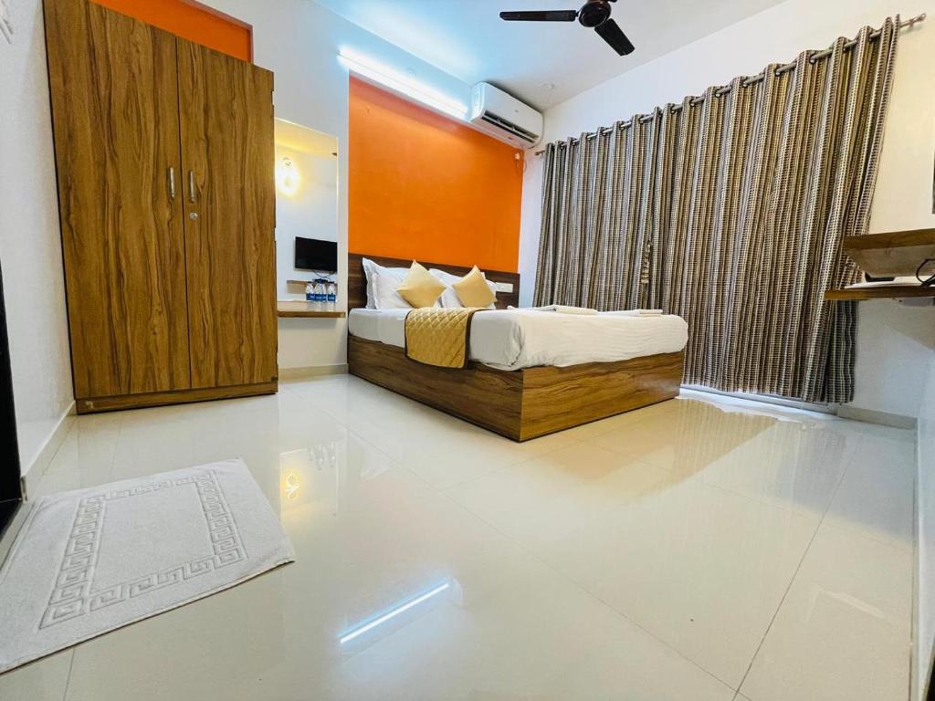 um quarto com uma cama e uma grande janela em Habitat Inn em Pune