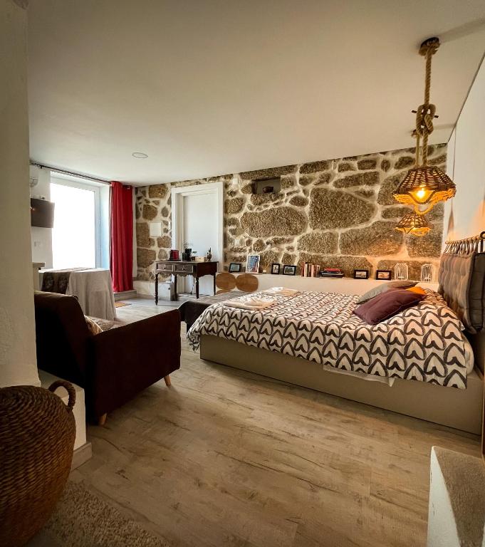 A bed or beds in a room at Casa da Fonte Grande - By Cabralina Apartments