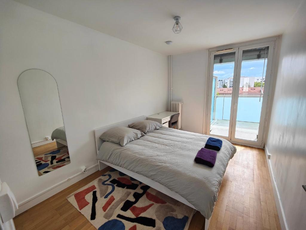 Una cama o camas en una habitación de Appartement T4 avec terrasse et parking