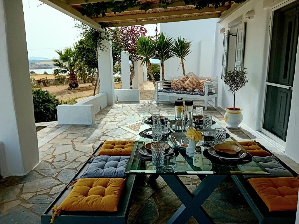 - une table sur une terrasse avec vue sur l'océan dans l'établissement Ione Seaside Residence, à Santa Maria