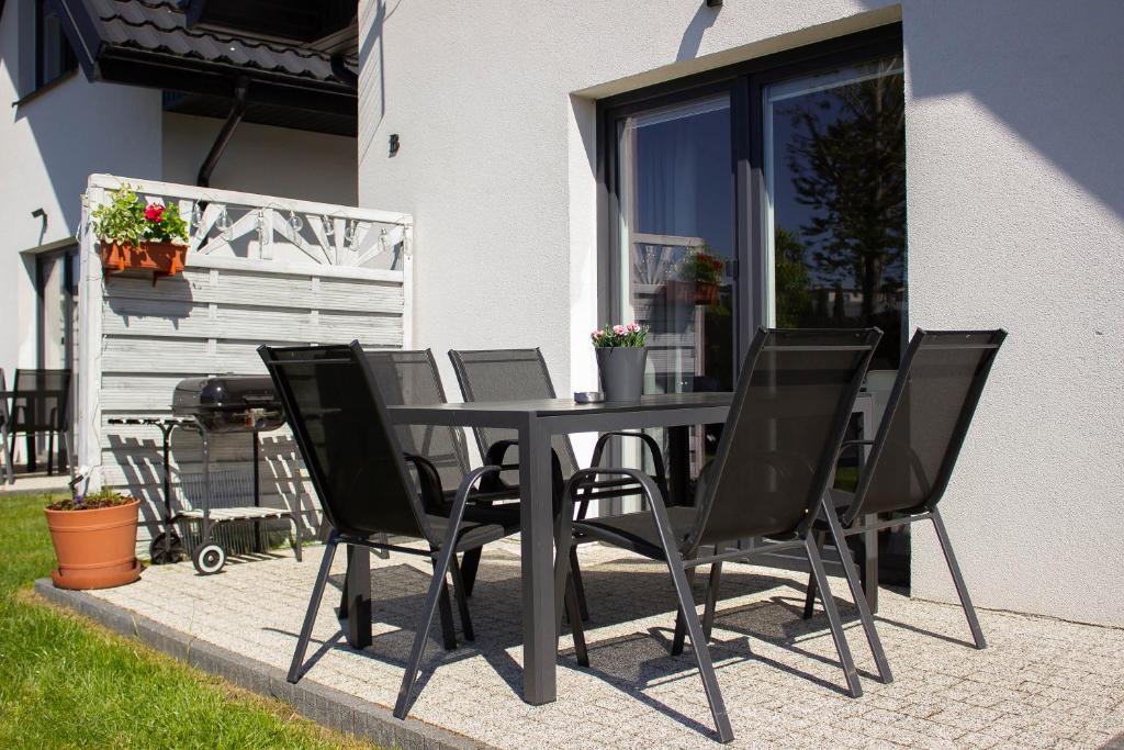 een tafel en stoelen op een patio bij Domki u Marty - Władysławowo in Władysławowo