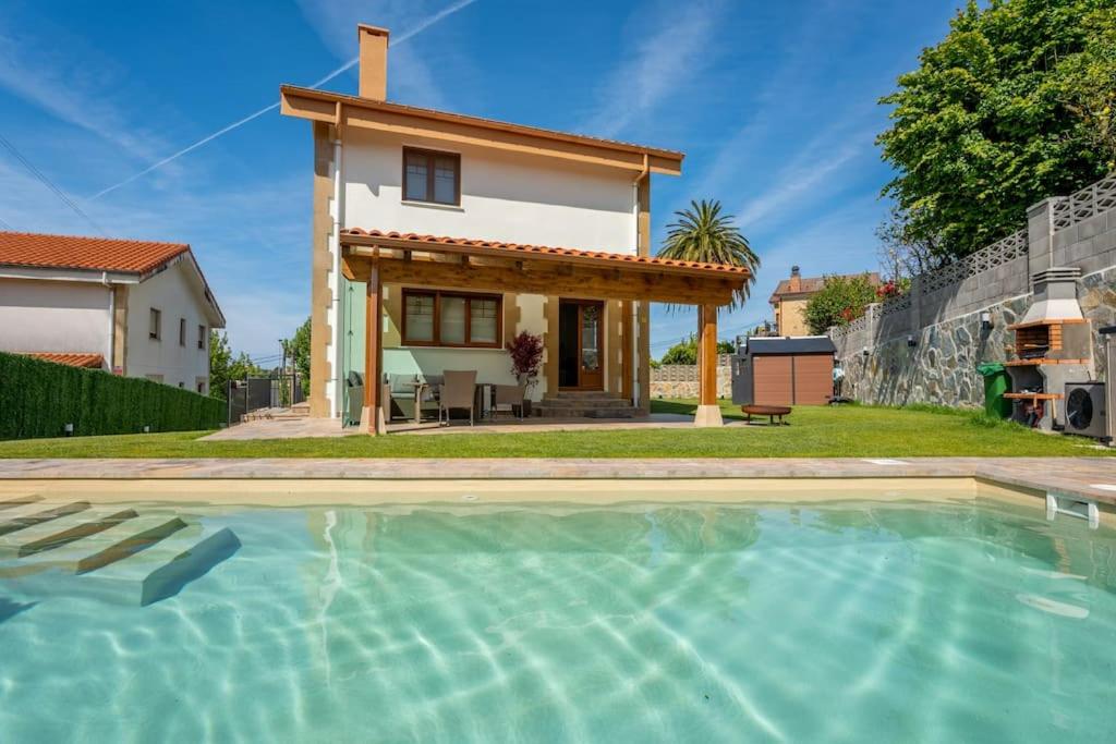 Kolam renang di atau di dekat Lujo y Piscina en Cantabria