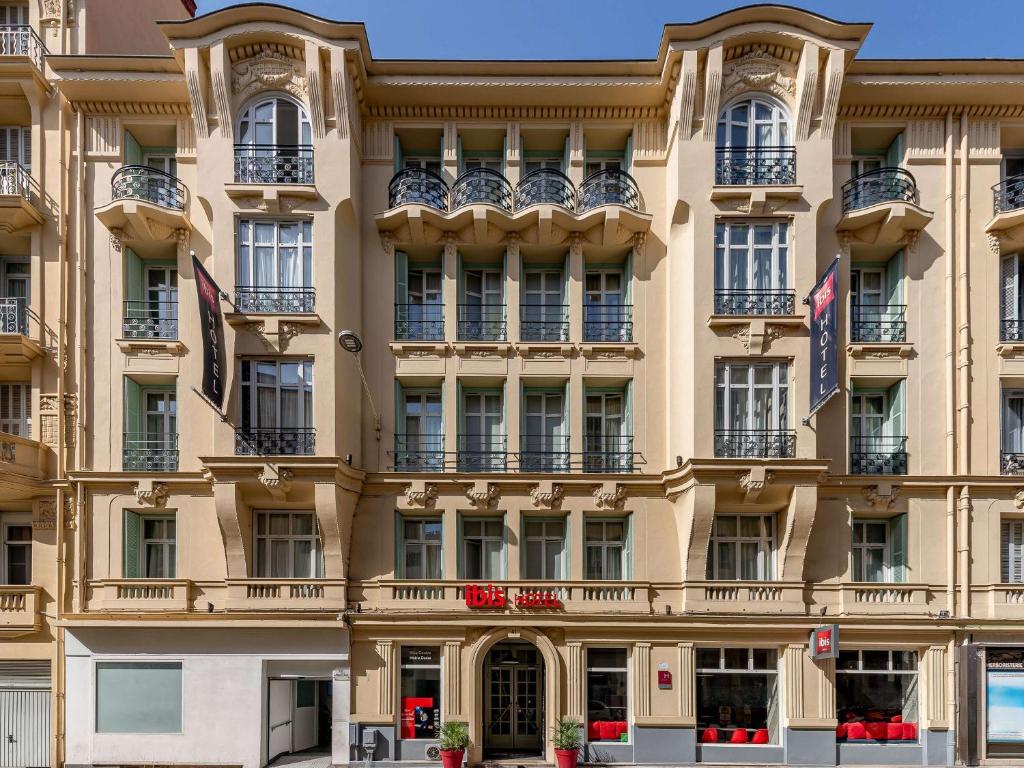 uma fachada de um edifício com janelas e varandas em ibis Nice Centre Notre Dame em Nice