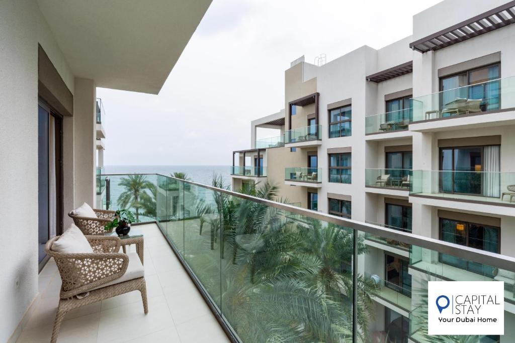 Un balcon sau o terasă la Capital Stay- Private Two Bed Apartment - The Address Beach Resort Residences Fujairah