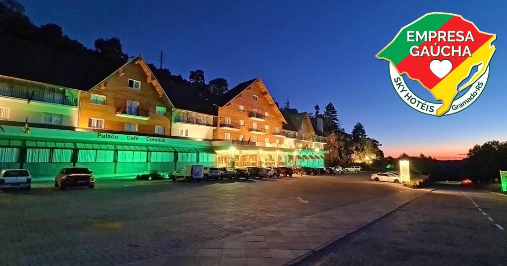 un edificio con un cartel que lee la embajada calacha en Sky Palace Hotel, en Gramado