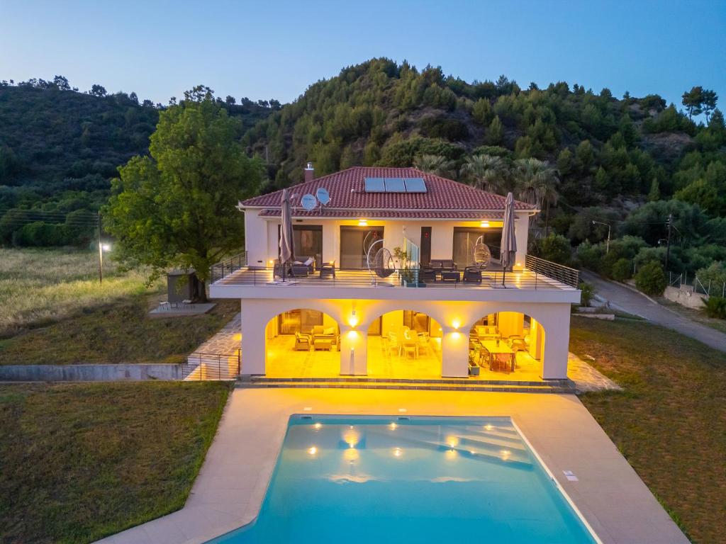 A piscina localizada em Antinea Olympian Villa ou nos arredores