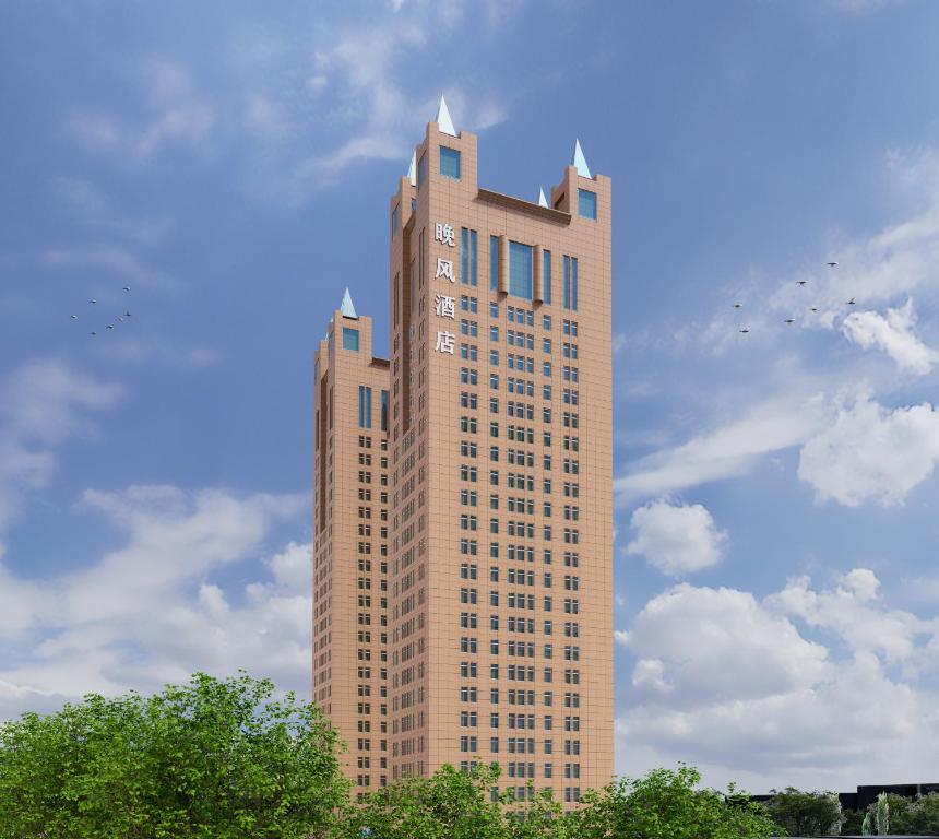 un grand bâtiment avec une horloge sur son côté dans l'établissement Evening Breeze Hotel 晚风酒店, à Chengdu