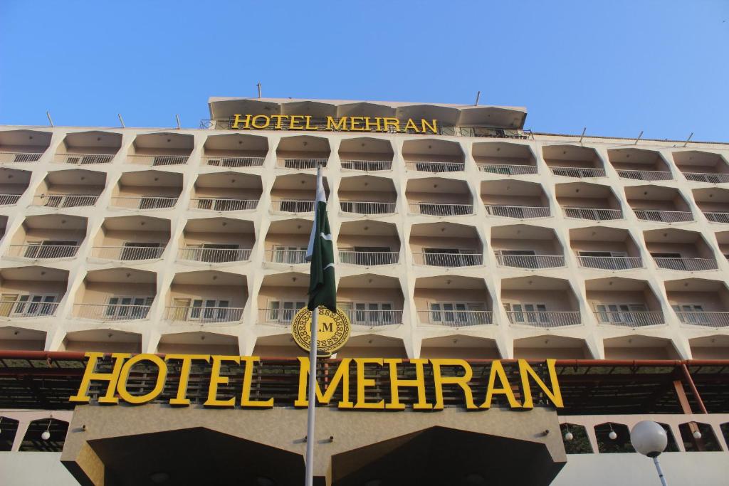 um hotel com uma placa que lê o "hotel metrian" em Mehran Hotel Karachi em Carachi