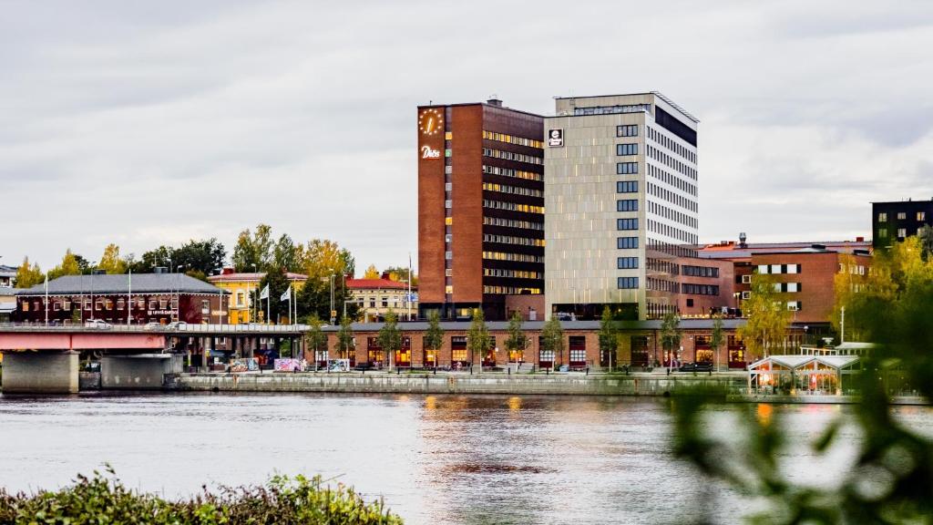 Vista de un río que corre cerca del hotel