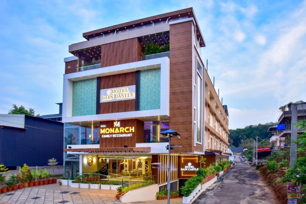 un edificio con un cartello che dice Marocco di Hotel Dain Castle, Varkala a Varkala