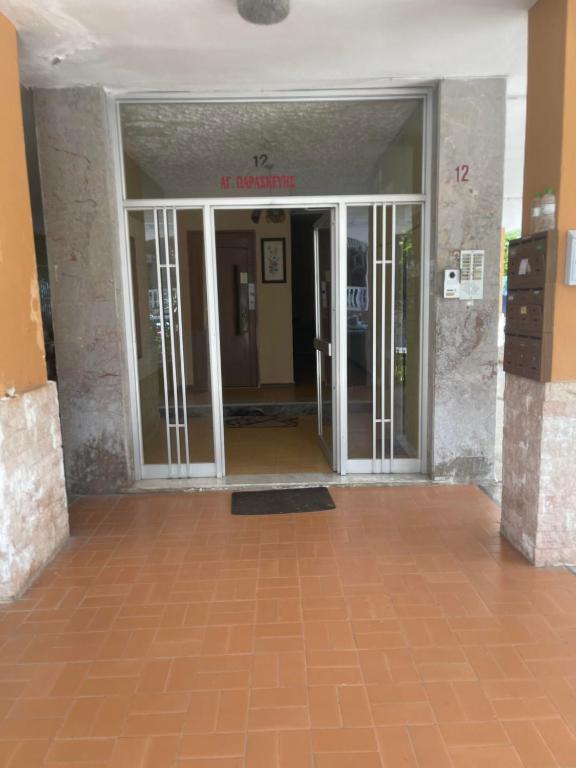 einen Eingang zu einem Gebäude mit offenen Türen in der Unterkunft Apartment Aleksadra in Paralia Katerinis