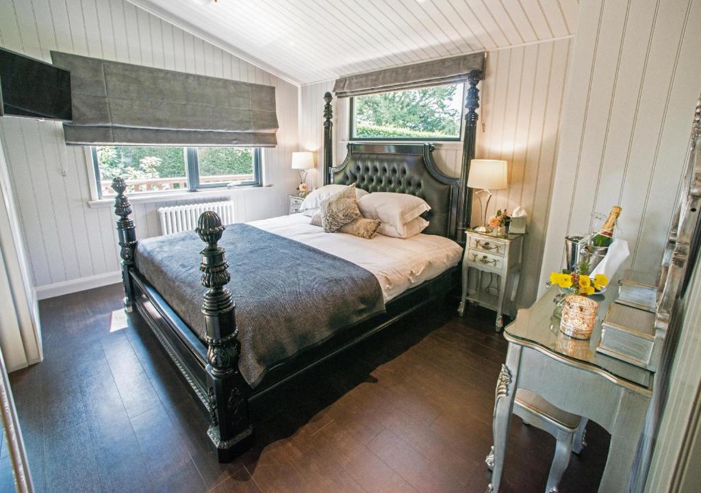 A bed or beds in a room at Broadoaks Boutique Country House