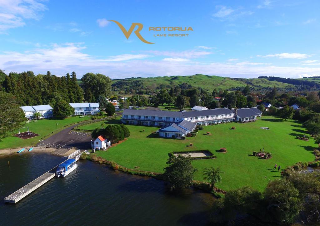 uma vista aérea de uma casa numa ilha na água em VR Rotorua Lake Resort em Rotorua