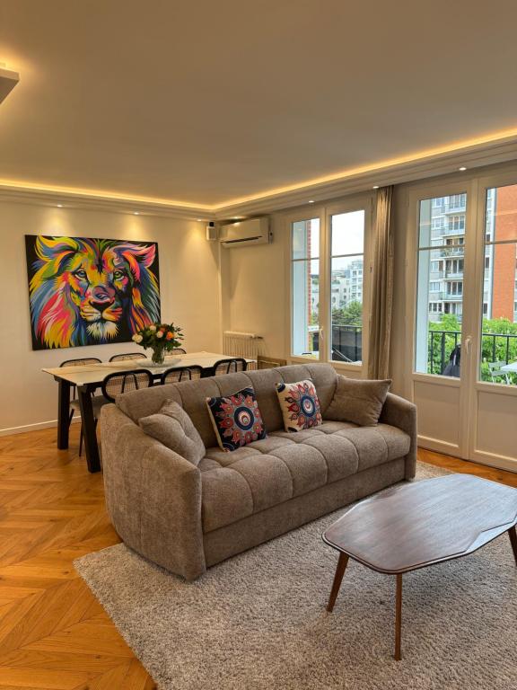 A seating area at Appartement cosy, situé à 5 mins de Roland Garros et du Parc des princes