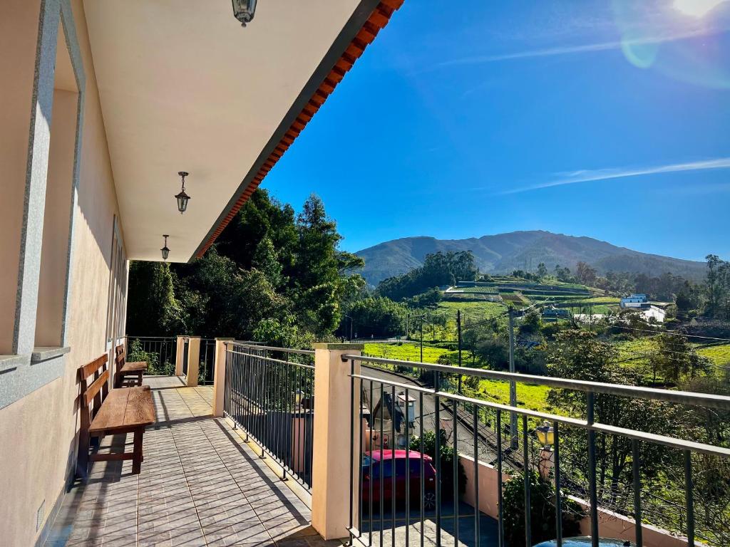 uma varanda com vista para as montanhas em Casa Os Manos em Santana