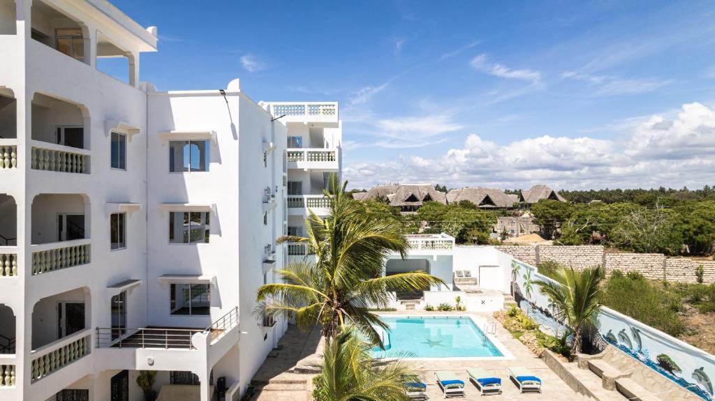 - une vue sur la piscine depuis le balcon d'un bâtiment dans l'établissement Avana Resort Watamu, à Watamu