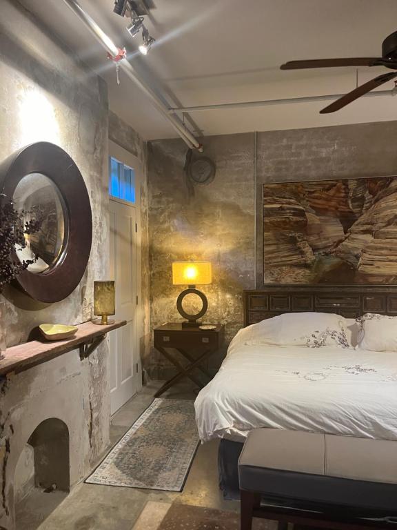 Tempat tidur dalam kamar di New Orleans Premier Rentals