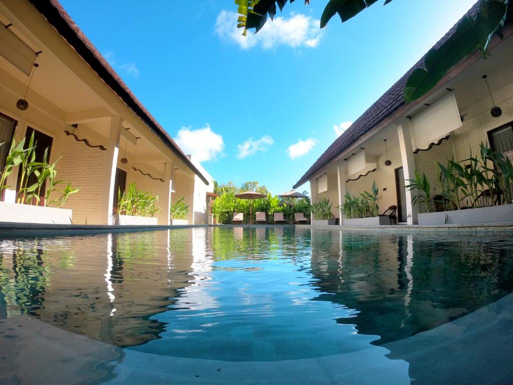 A piscina localizada em Bruga Villas Restaurant and Spa ou nos arredores