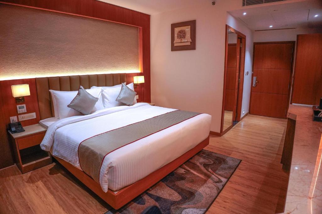 Cama ou camas em um quarto em Hotel Crystal Inn Plaza Delhi Airport