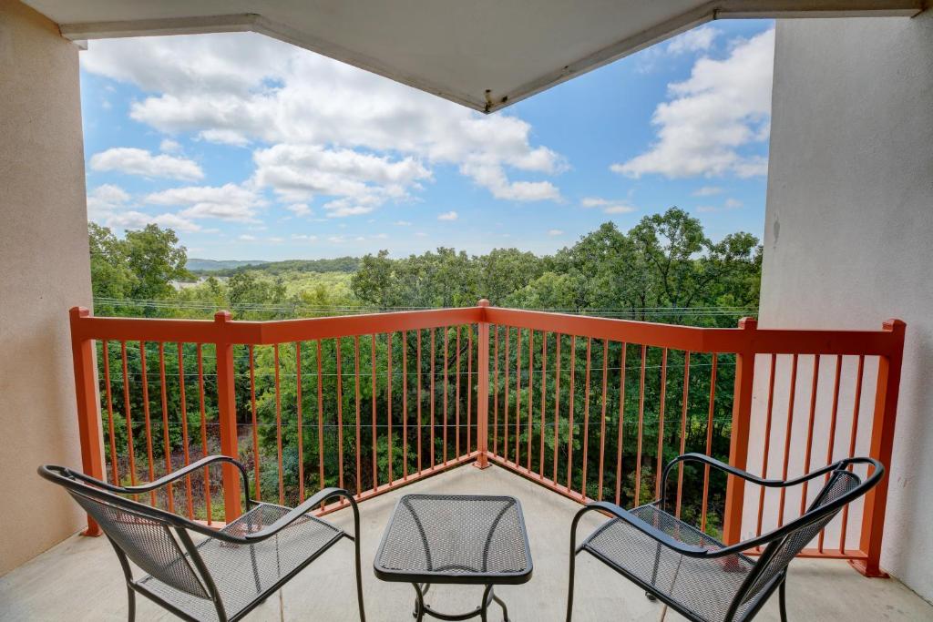 2 stoelen op een balkon met uitzicht bij Grand Crowne Resort in Branson