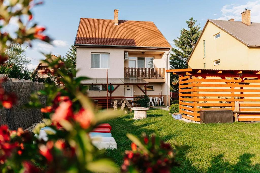 een huis in een tuin naast een huis bij PICNIC Vendégház in Bogács