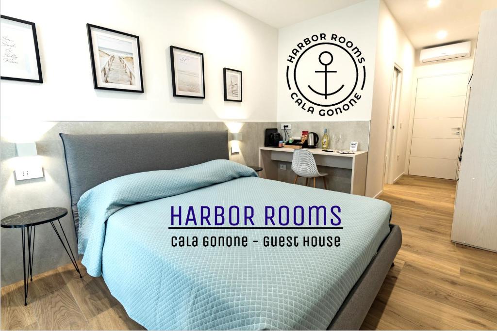 Harbor Rooms - Cala Gonone में एक कमरे में एक या कई बेड