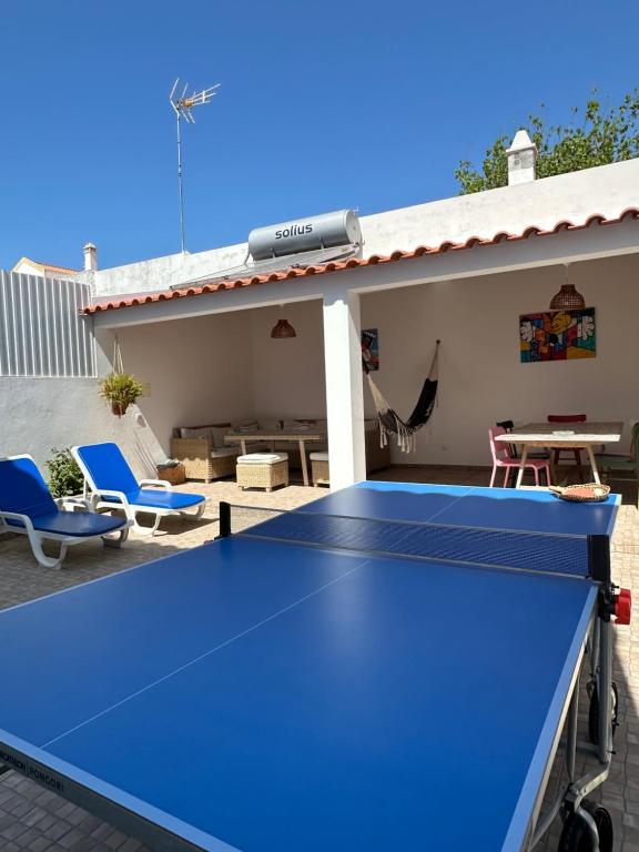 un tavolo da ping pong blu su un patio di Pirata Milfontes Guest House a Vila Nova de Milfontes