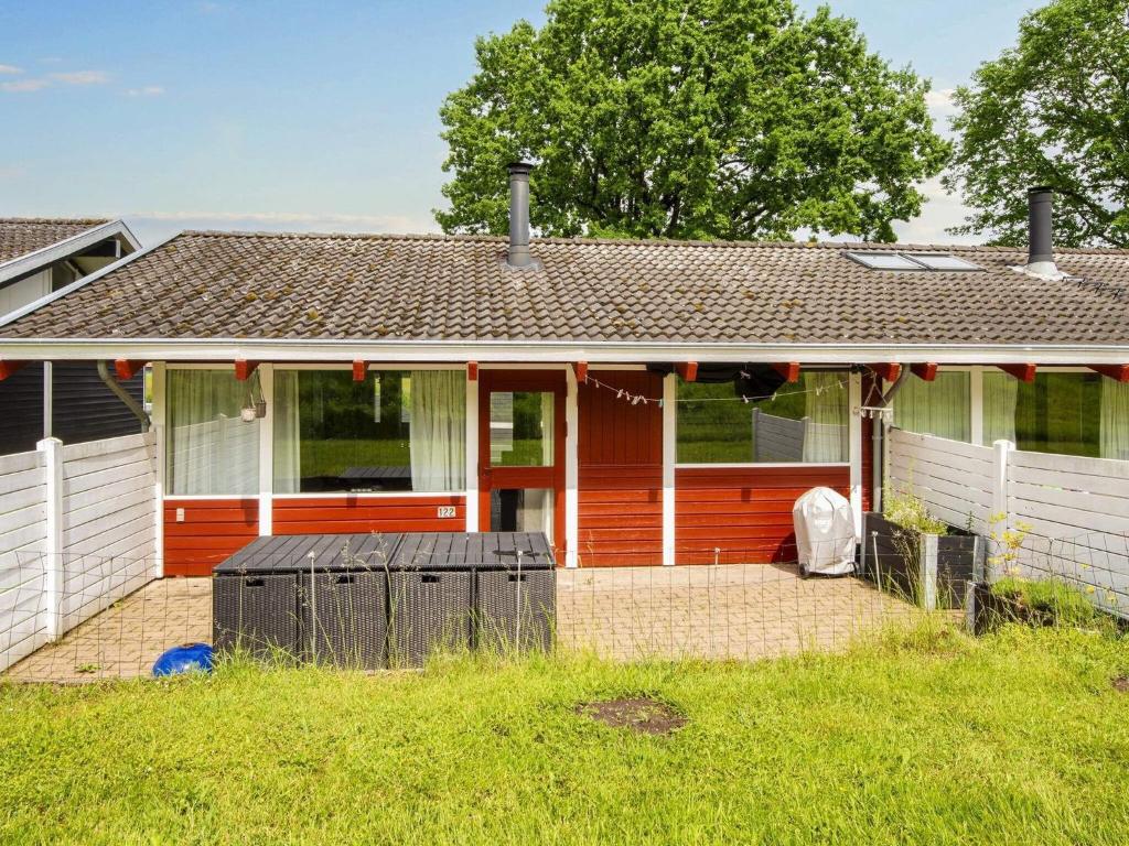 een huis met een rood huis met een tuin bij 5 person holiday home in Aabenraa in Aabenraa