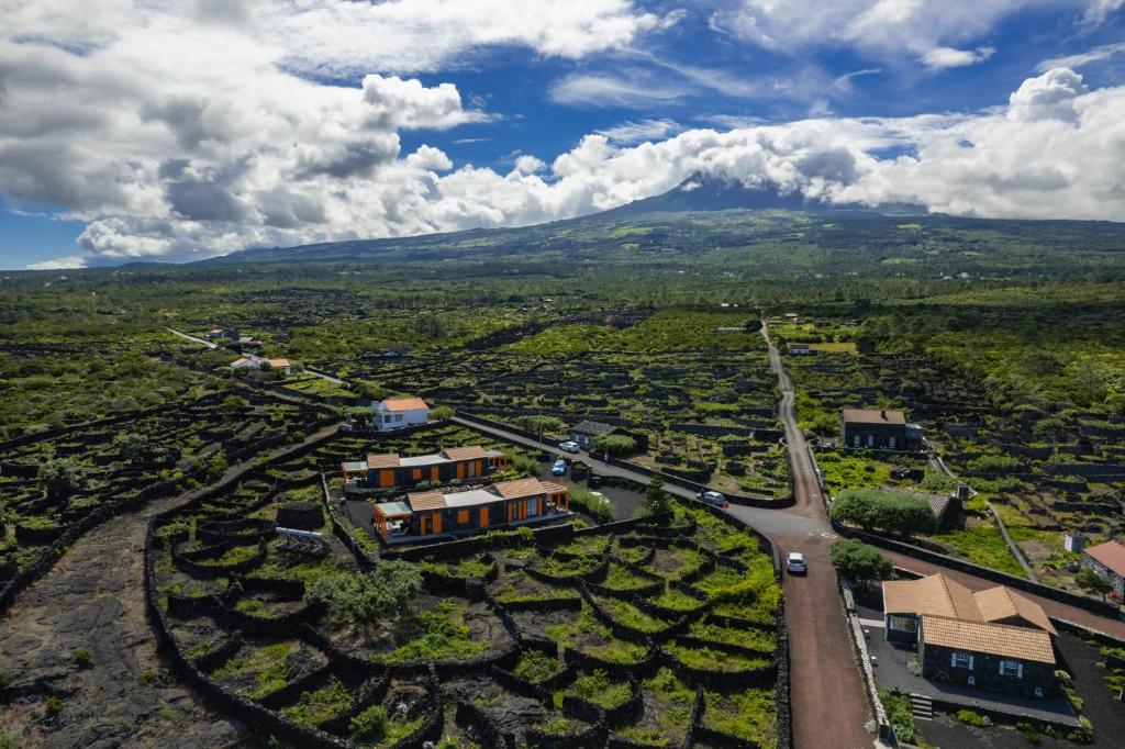 una vista aérea de una ciudad con una carretera en Paraíso do Triângulo, en Lajido