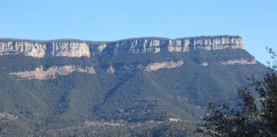 vista su una montagna con alberi di Rectoria Santuari del Coll a Girona