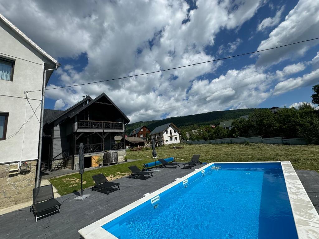 A piscina localizada em GARAGE ou nos arredores