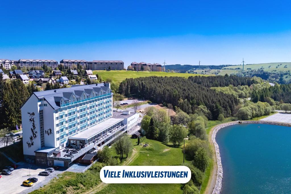 z góry widok na budynek obok jeziora w obiekcie Best Western Ahorn Hotel Oberwiesenthal – Adults Only w mieście Kurort Oberwiesenthal