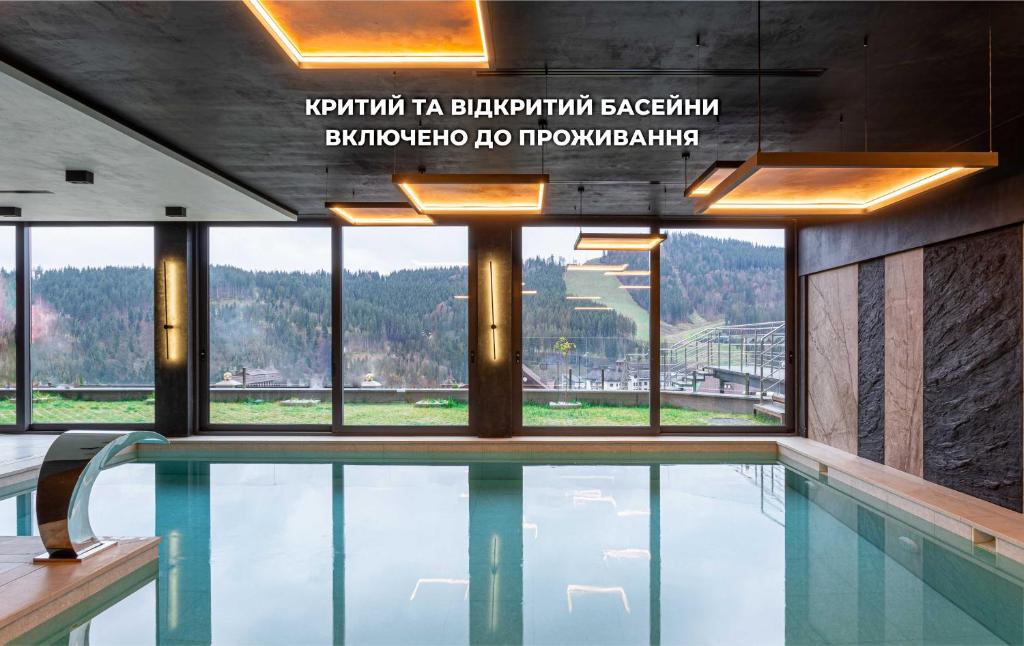 - une piscine dans un bâtiment avec vue sur la montagne dans l'établissement Didukh Eco Hotel&Spa, à Bukovel