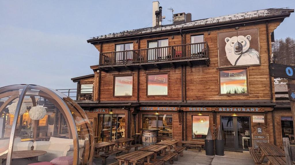 ein Gebäude mit einem seitlich bemalten Bären in der Unterkunft Orso Bianco Hotel & Chalet in Sauze dʼOulx