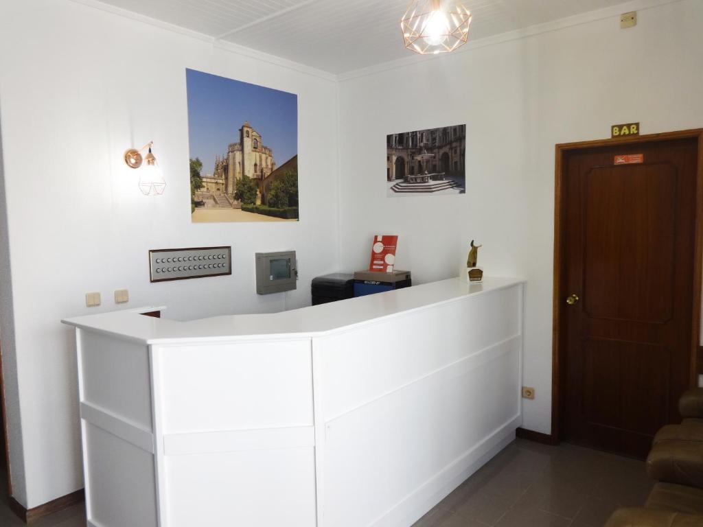 a white counter in a room with a door at Hotel Sinagoga in Tomar