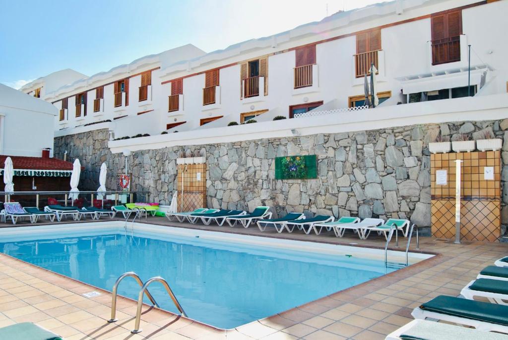 Piscina a Bungalow is located in the first row opposite the shopping center with WIFI,airconditioning and sound insulation o a prop