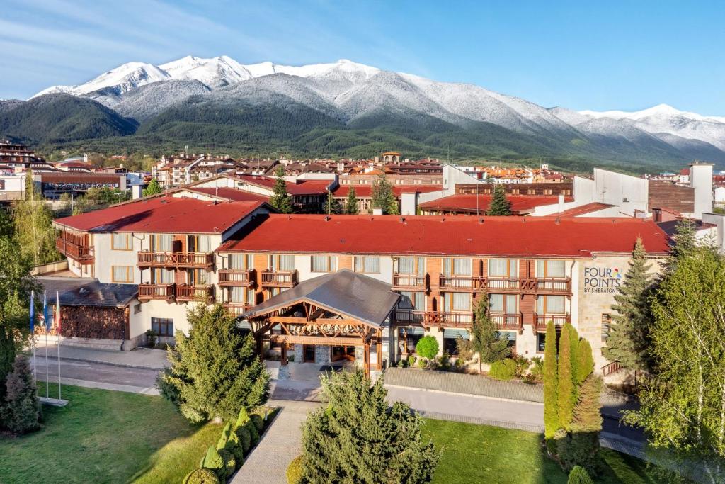 eine Luftansicht eines Hotels mit Bergen im Hintergrund in der Unterkunft Four Points by Sheraton Bansko in Bansko