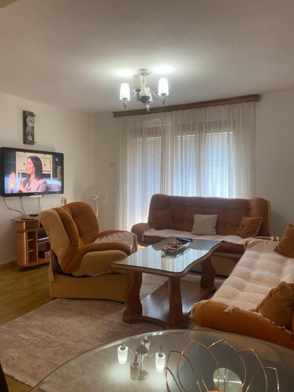 ein Wohnzimmer mit einem Sofa und einem Tisch in der Unterkunft Hana1 in Konjic