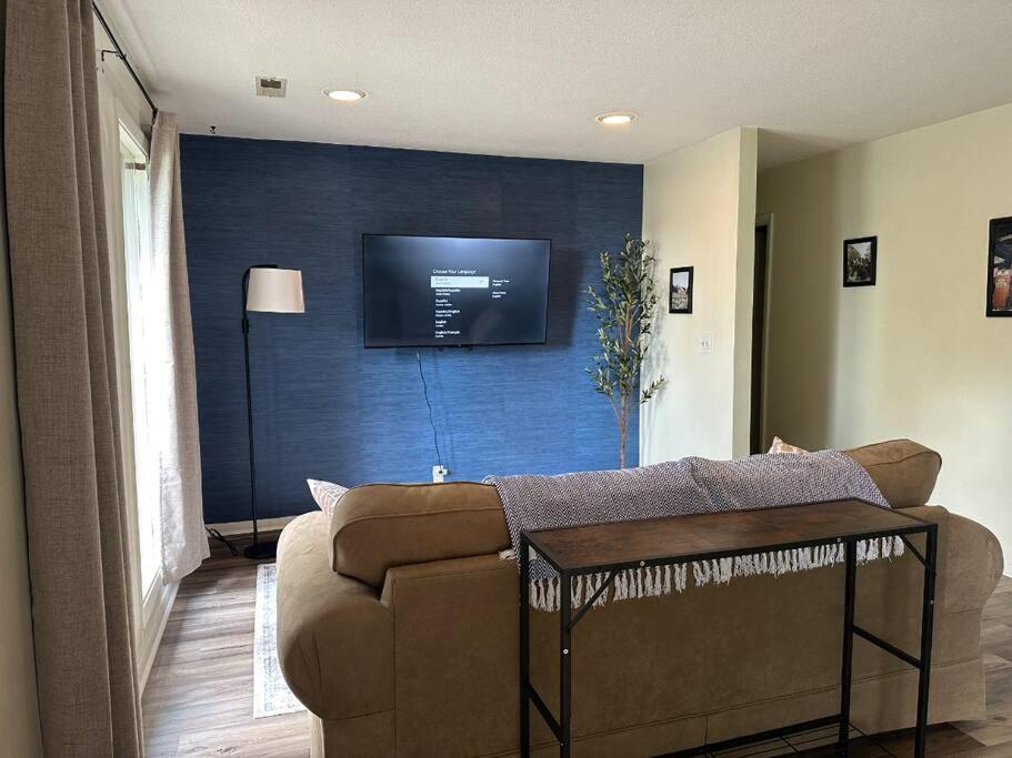 - un salon avec un canapé et une télévision murale dans l'établissement 2 Bed 1 Bath with 1 Car Garage, à Muncie