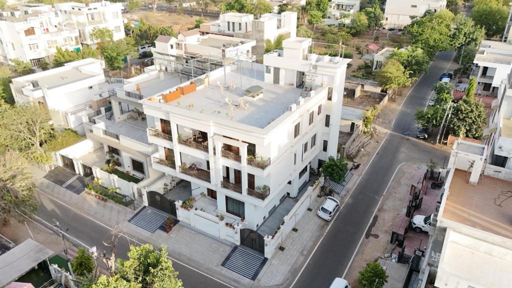 eine Aussicht auf ein weißes Haus auf einer Straße in der Unterkunft Hadendra Residences in Jaipur