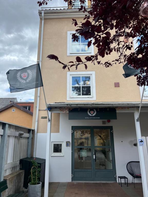 un drapeau devant un bâtiment dans l'établissement Hotell City Karlshamn, à Karlshamn