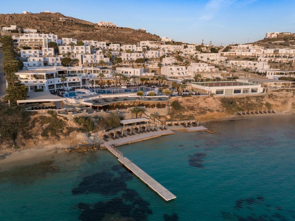 - une vue aérienne sur une plage avec des bâtiments blancs dans l'établissement Saint John Hotel Villas & Spa, à Agios Ioannis Mykonos