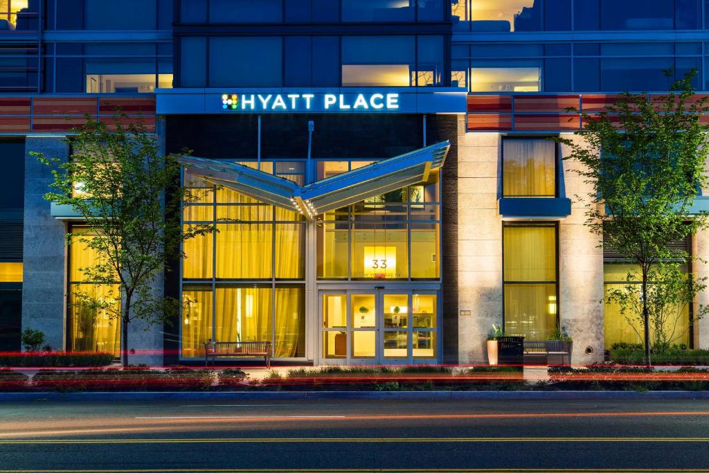 a large building with a night place sign on it at Hyatt Place Washington DC/US Capitol in Washington