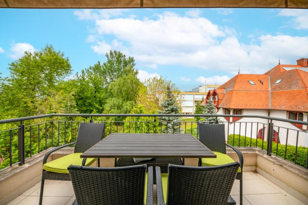 Napsugár 12 by HelloBalatonlelle tesisinde bir balkon veya teras