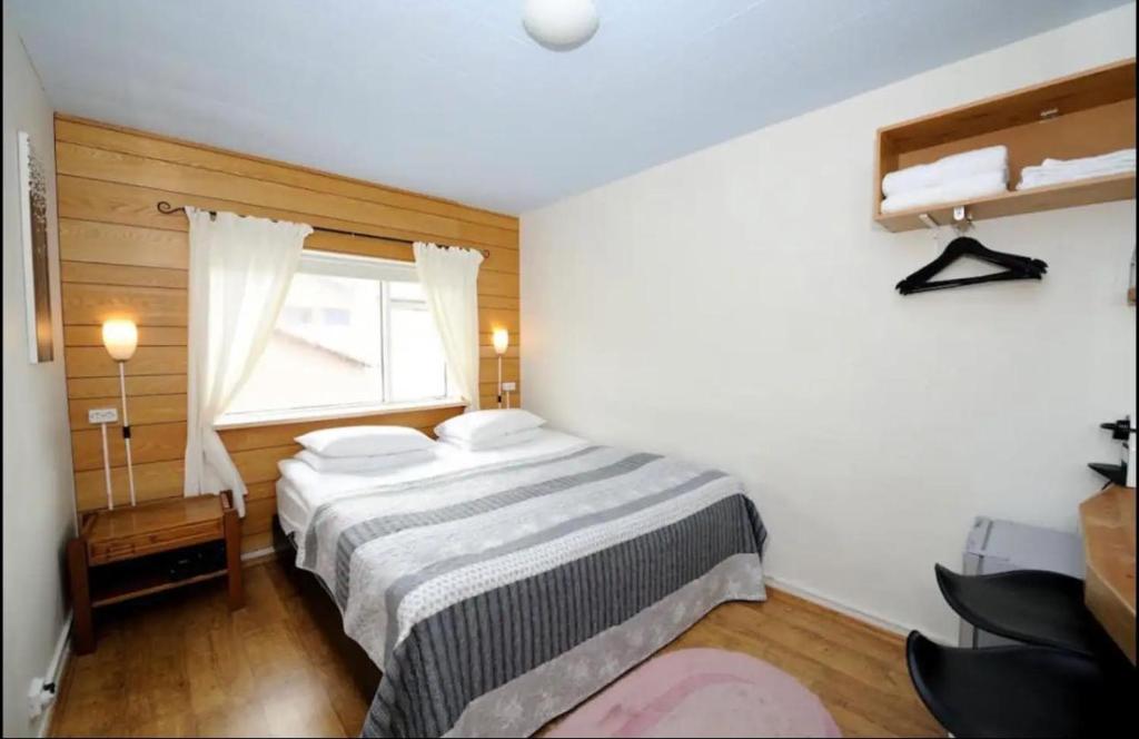 - une petite chambre avec un lit et une fenêtre dans l'établissement Dream Guesthouse, à Vík