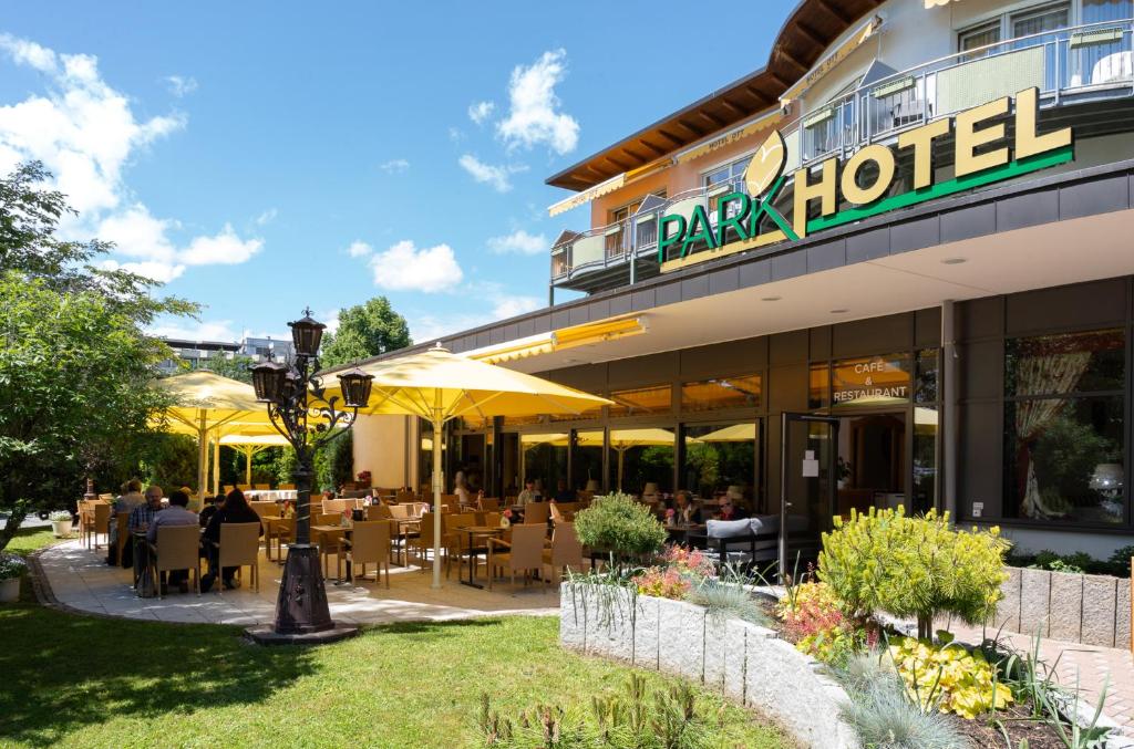 un ristorante di fronte a un hotel nel parco di Parkhotel an der Therme a Bad Krozingen