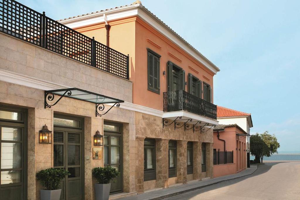 een gebouw met een balkon aan de straatkant bij The Captain's House Boutique Hotel in Preveza